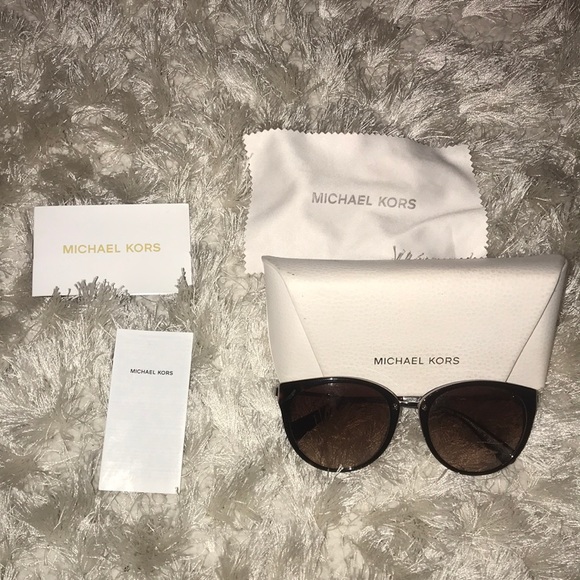 Michael Kors Sunglass plus case - Picture 2 of 4